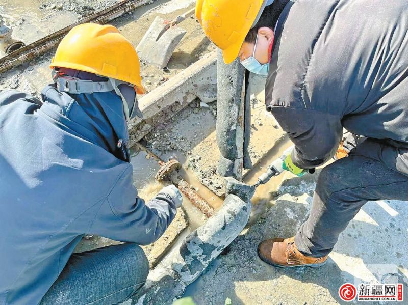 2月27日，西绕城高速施工人员正在对梁场蒸养管道进行检修。（全媒体记者史传芝 通讯员倪跃摄）