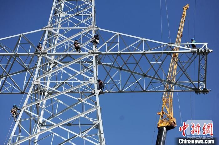 凤凰-乌北二回750千伏输变电工程开展铁塔组立作业。　马元　摄