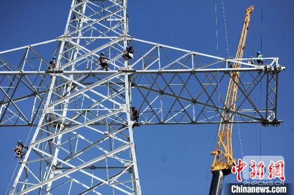 2023年3月22日，凤凰-乌北1回750千伏线路，作业人员在铁塔上作业。　马元　摄
